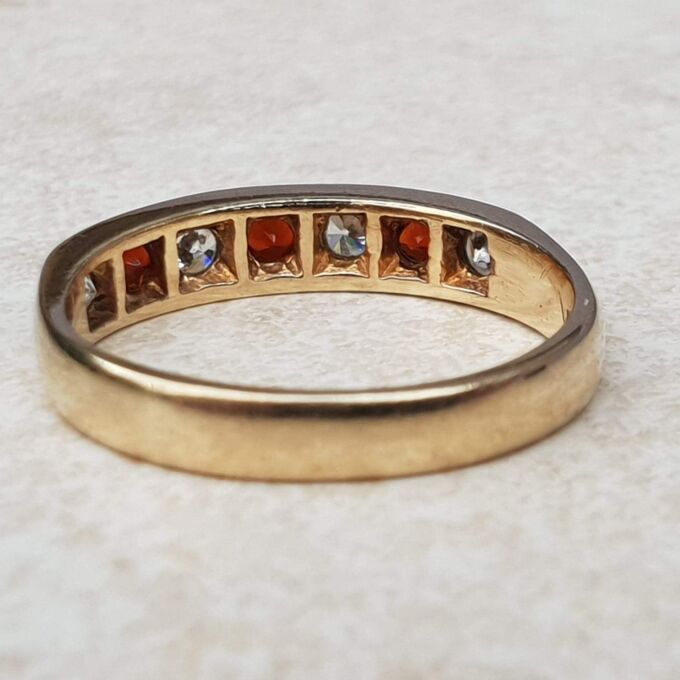 Pretty Red and White Paste Stone Ring in 9ct Gold, a UK L 1/2 or a US 6 1/4.