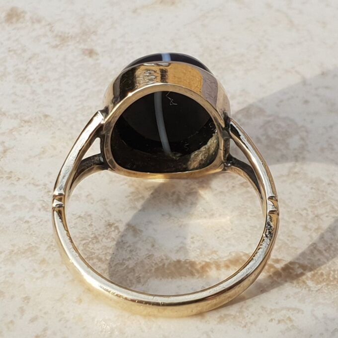 Stunning Banded Agate Cabochon Solitaire in 9ct Gold, a UK N or a US 7.