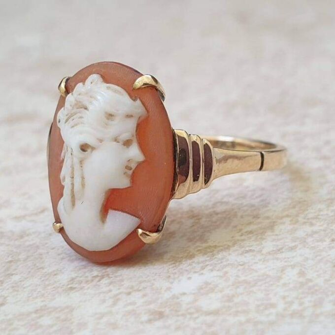 Vintage Cameo ring in 9ct Gold, a UK I 1/2 or a US 4 3/4