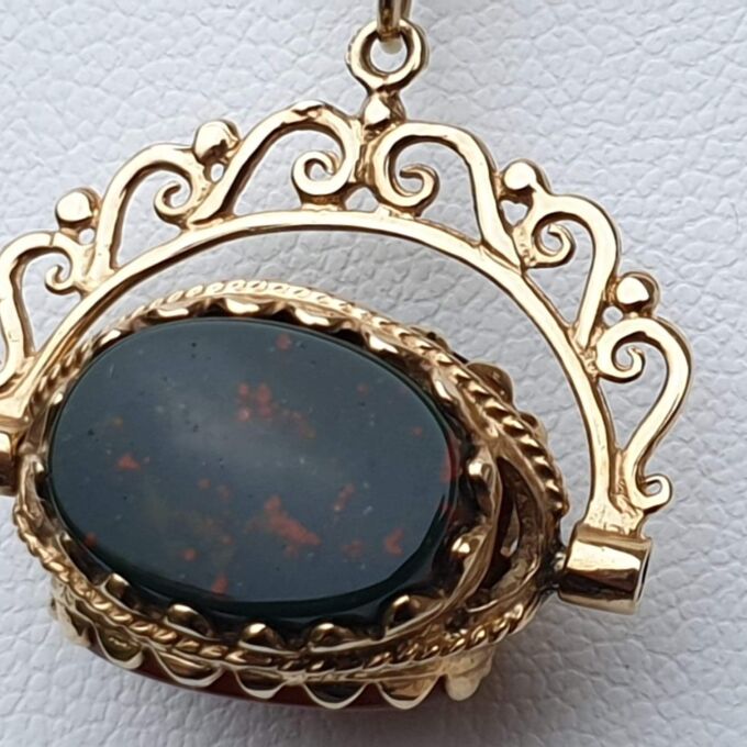 Carnelian, Bloodstone and Onyx Spinner Fob Pendant in 9ct Gold.