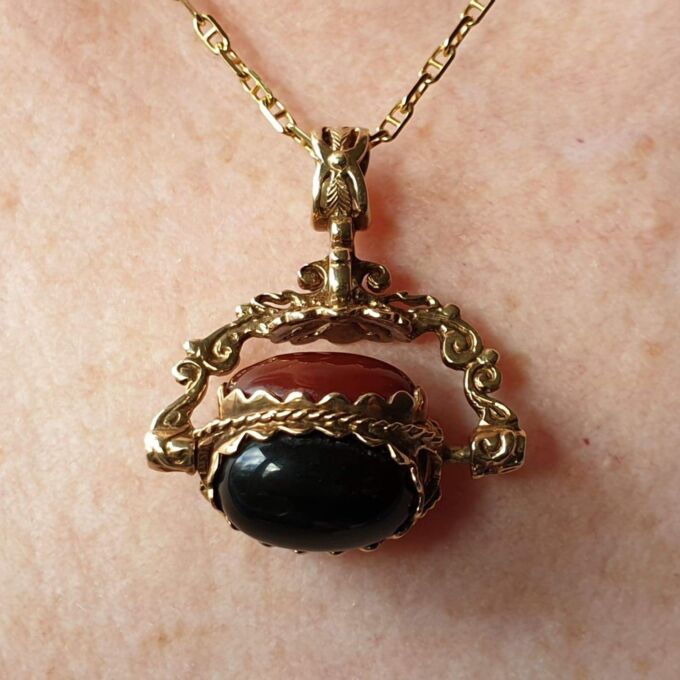 Cabochon Three Stone Spinner Pendant in 9ct Gold