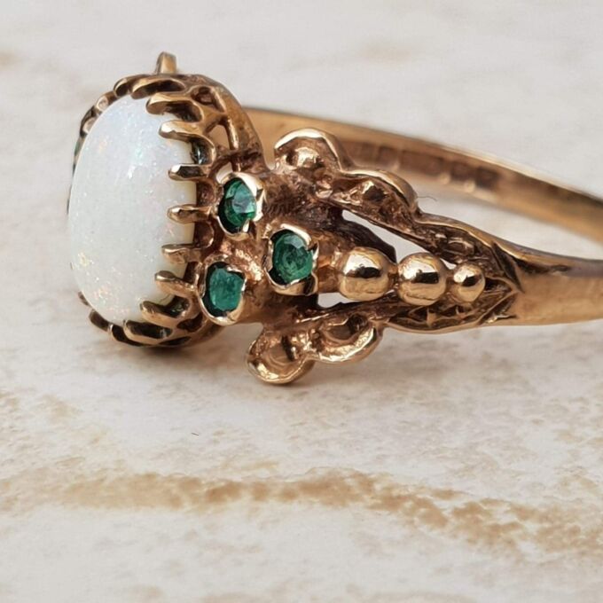 Sale – Opal and Chrysoprase Ring in 9ct Gold, a UK size N or a US 7 1/4.