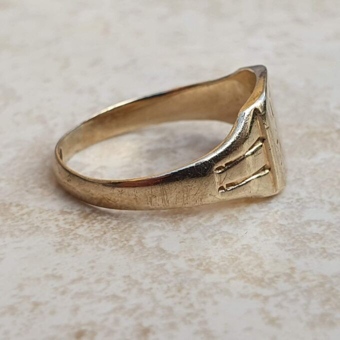 Square Signet Ring in 9ct Gold, a UK J or a US 5