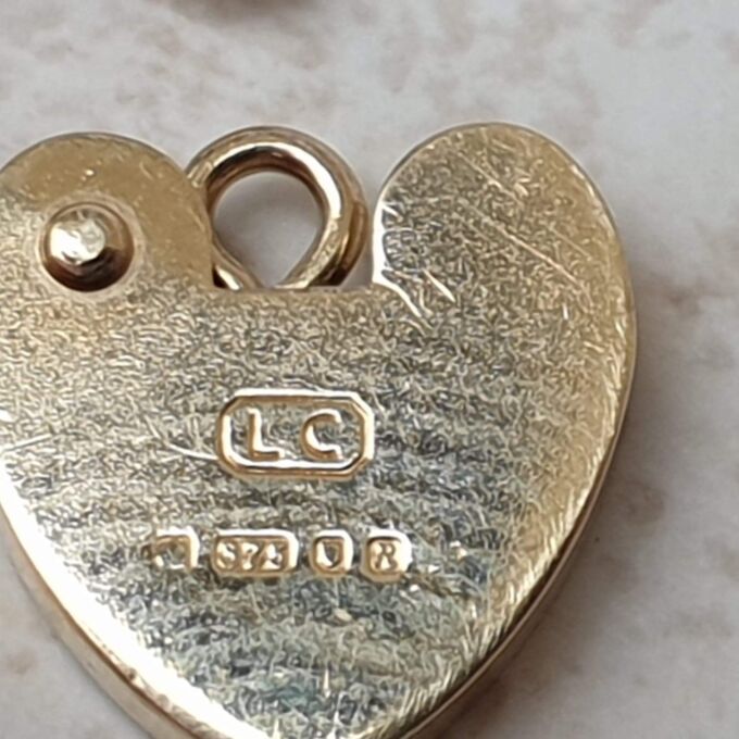 Simple Small Heart Padlock in 9ct Gold.