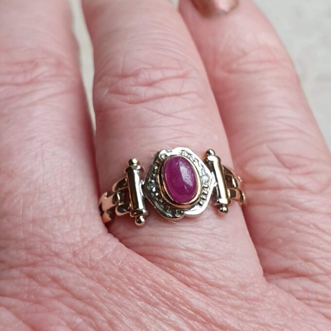 Ruby Cabochon Ring in 9ct Gold, a UK N 1/2 or a US 7 1/4