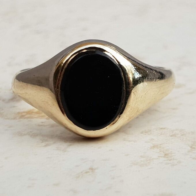 Super Onyx Signet Ring in 9ct Gold, a UK K 1/2 or a US 5 3/4.