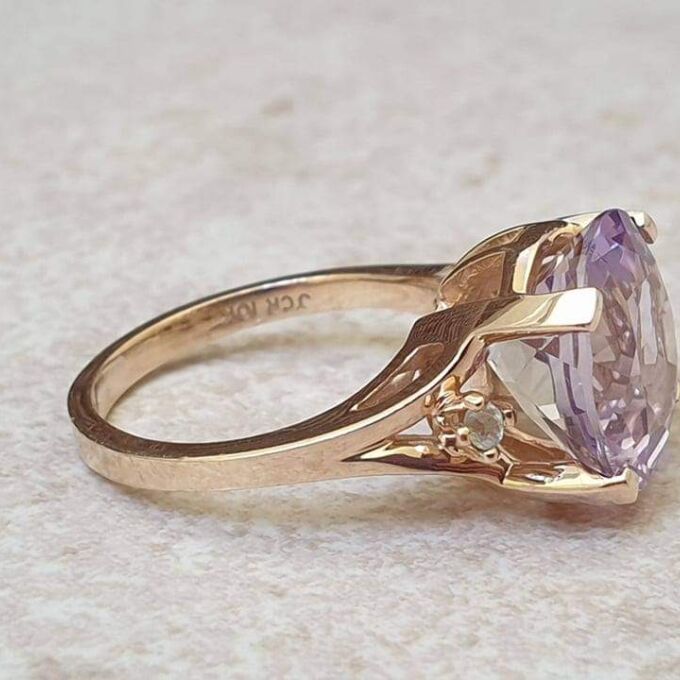 Pale Amethyst and White Topaz Ring in 9ct Gold, a UK K 1/2 or a US 5 3/4