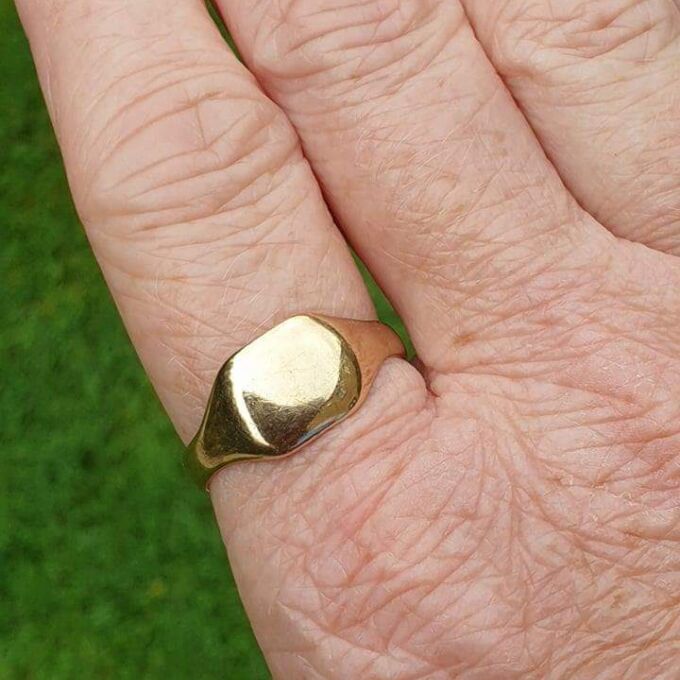 Simple Plain Signet Ring in 9ct Gold.