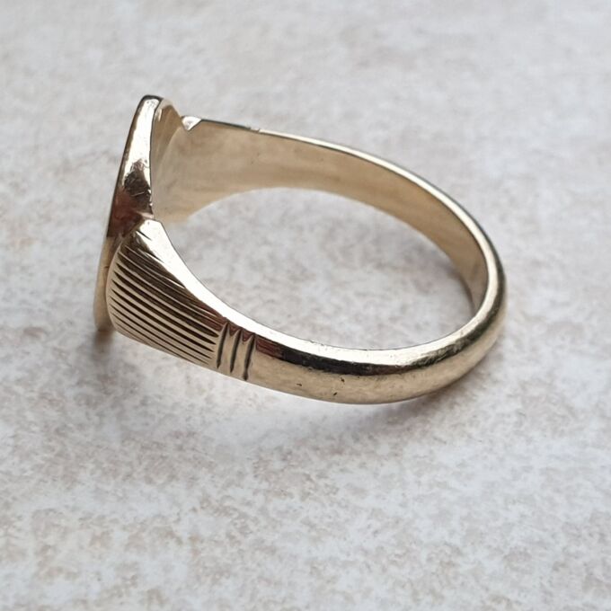 Sunray Signet Ring in 9ct Gold, a UK S 1/2 or a US 9 3/4