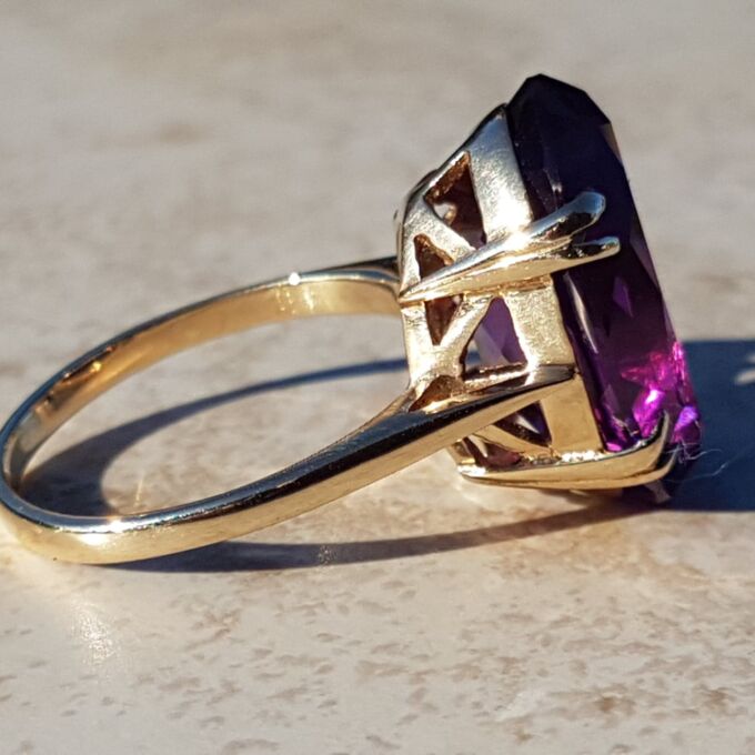 Huge Synthetic Colour Change Sapphire Ring in 9ct Gold, a UK N 1/2 or US 7 1/4.