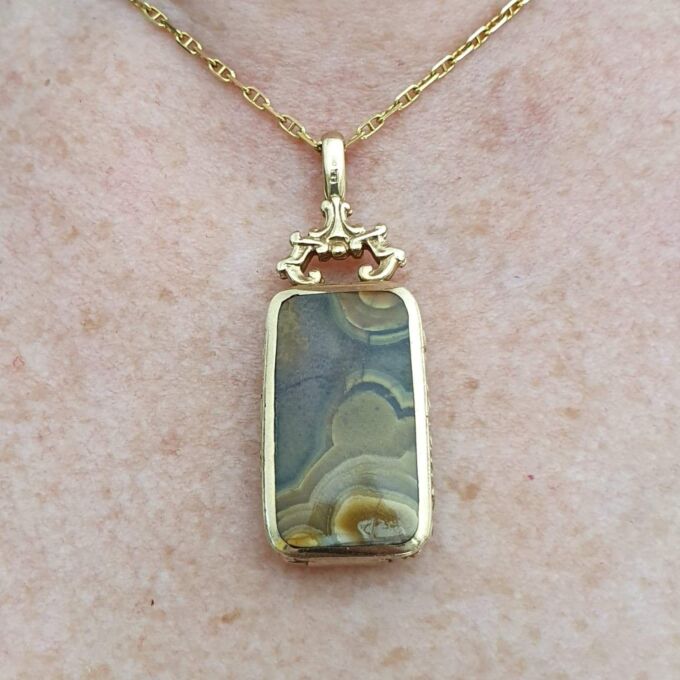 Substantial Double Sided Agate Pendant in 9ct Gold