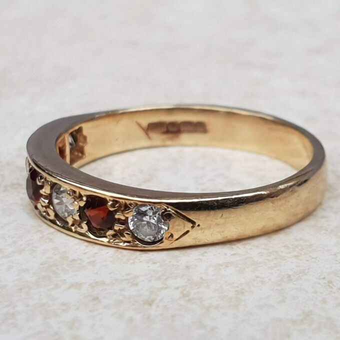 Pretty Red and White Paste Stone Ring in 9ct Gold, a UK L 1/2 or a US 6 1/4.