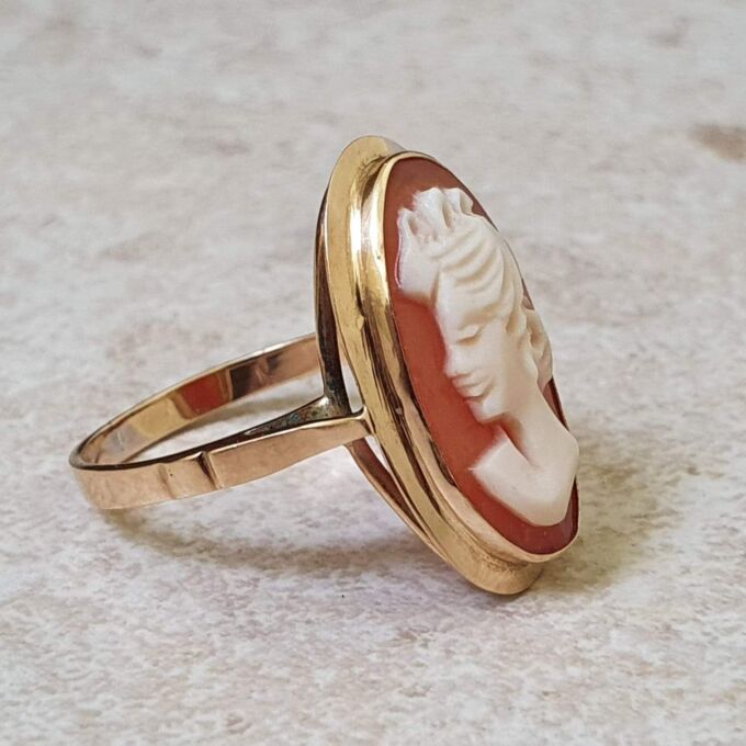 Elongated Cameo Ring in 14ct Gold.