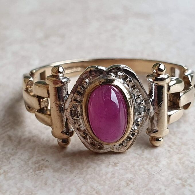 Ruby Cabochon Ring in 9ct Gold, a UK N 1/2 or a US 7 1/4