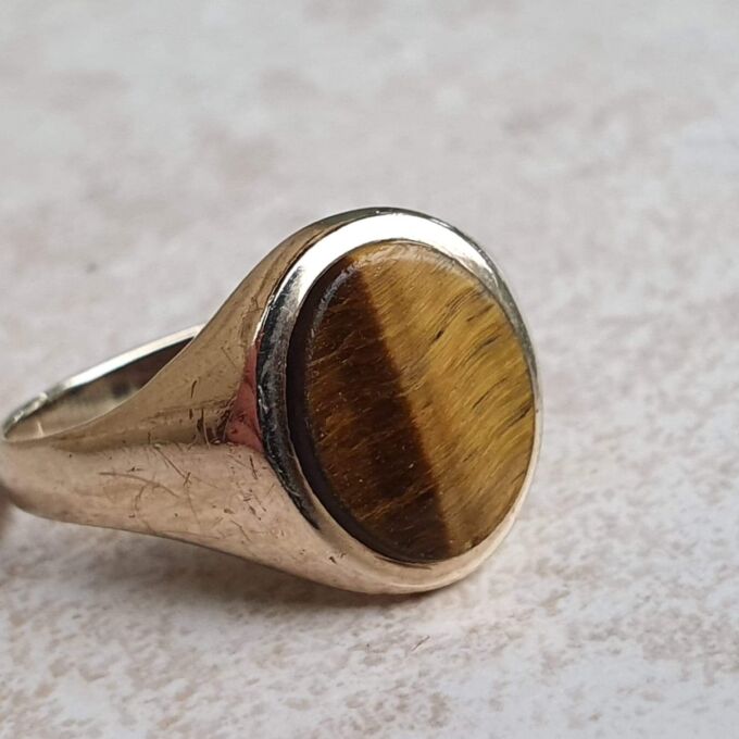 Tigers Eye Signet Ring in 9ct Gold, a UK P 1/2 or a US 8