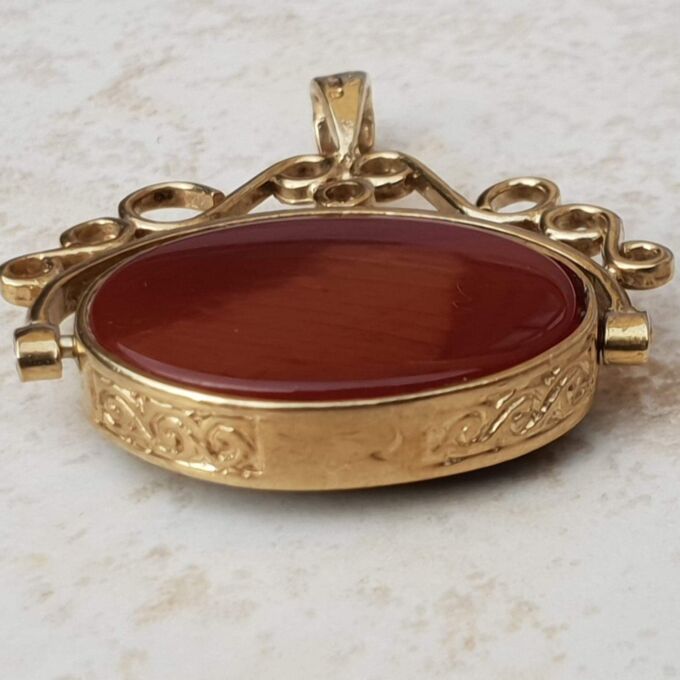 Carnelian and Onyx Spinner Fob in 9ct Gold