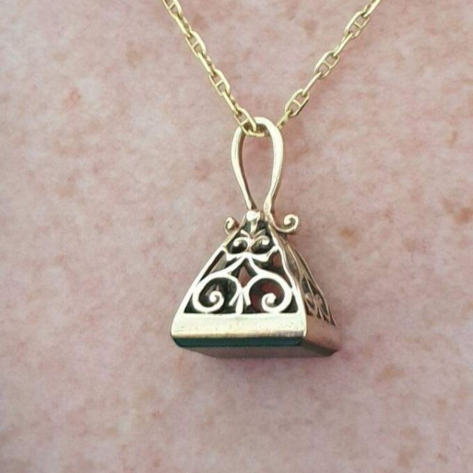 Bloodstone Fixed Fob Pendant in 9ct Gold.