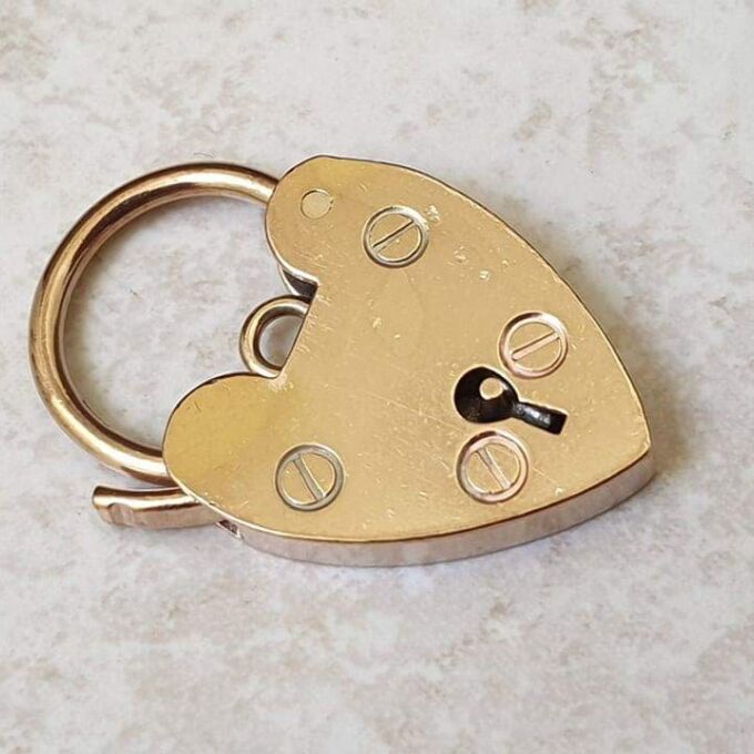 Simple Heart Padlock in 9ct Gold.