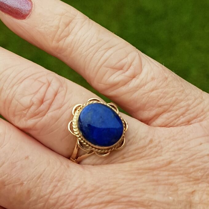 Lovely Lapis Lazuli Solitaire Ring in 9ct Gold, a UK L 1/2 or a US 6 1/4.