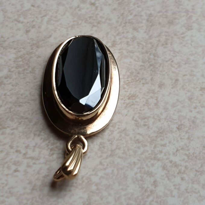 Oval Hematite Pendant in 9ct Gold.