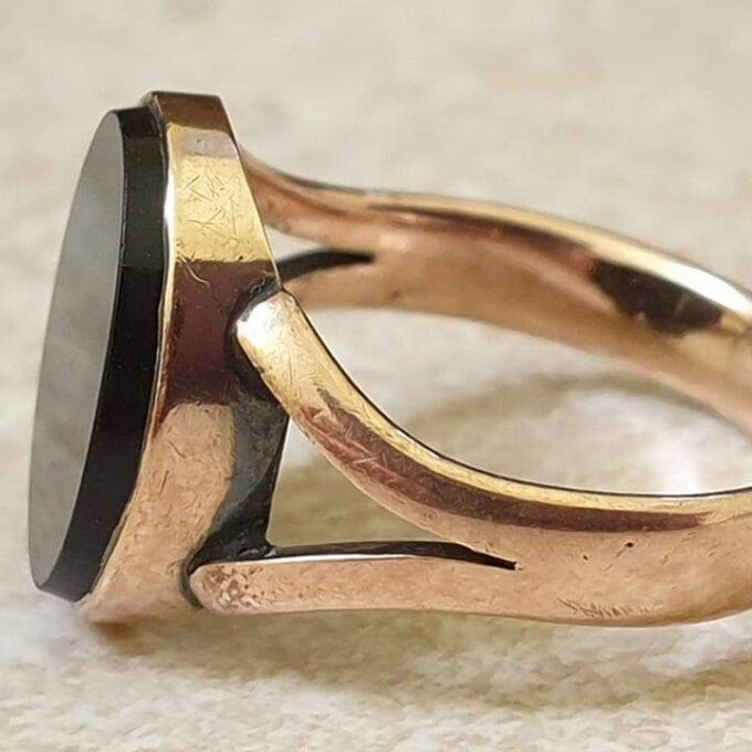 Onyx Solitaire Ring in 9ct Gold, a UK G or a US 3 1/2