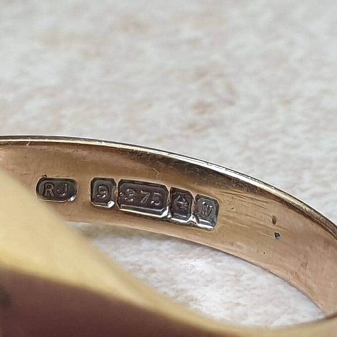 Onyx Signet Ring in 9ct Gold, a UK O or a US 7 1/2