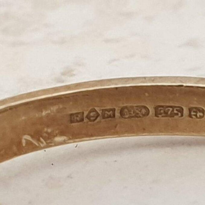 REGARDS Acrostic Ring in 9ct Gold, a UK O or a US 7 1/2