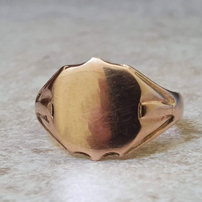 Antique Shield Ring in 9ct Gold.