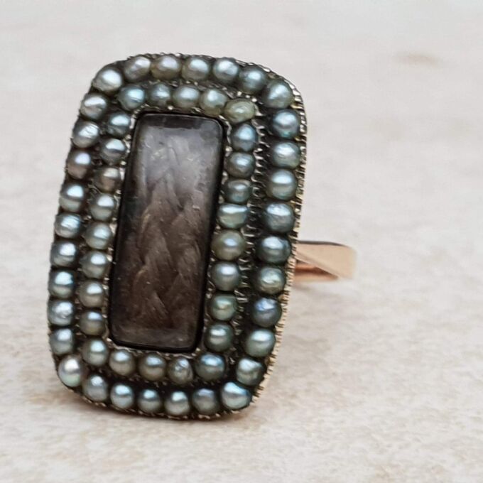 Antique Mourning Ring with Hair in 9ct Gold, a UK K 1/2 or a US 5 3/4.