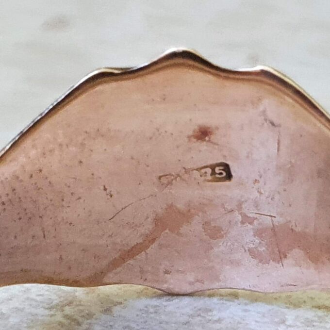 Antique Shield Ring in 9ct Gold.