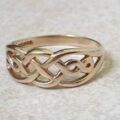 Graduating Celtic Knot Ring in 9ct Gold.