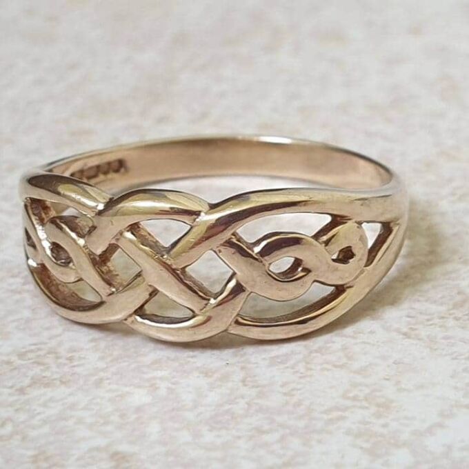 Graduating Celtic Knot Ring in 9ct Gold.