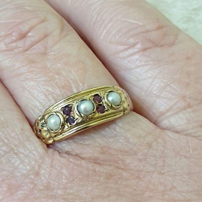 Pearl and Ruby Ring in 9ct Gold, a UK N 1/2 or a US 7 1/4.