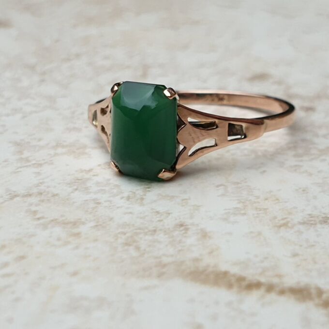 Vintage Chrysoprase Solitaire Ring in 9ct Gold, a UK M or a US 6 1/2