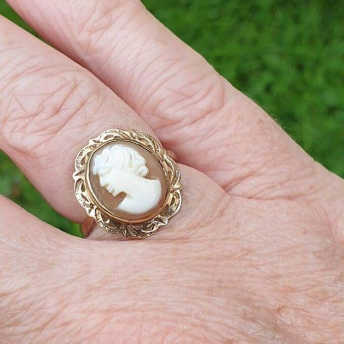 Cameo Ring in 9ct Gold.