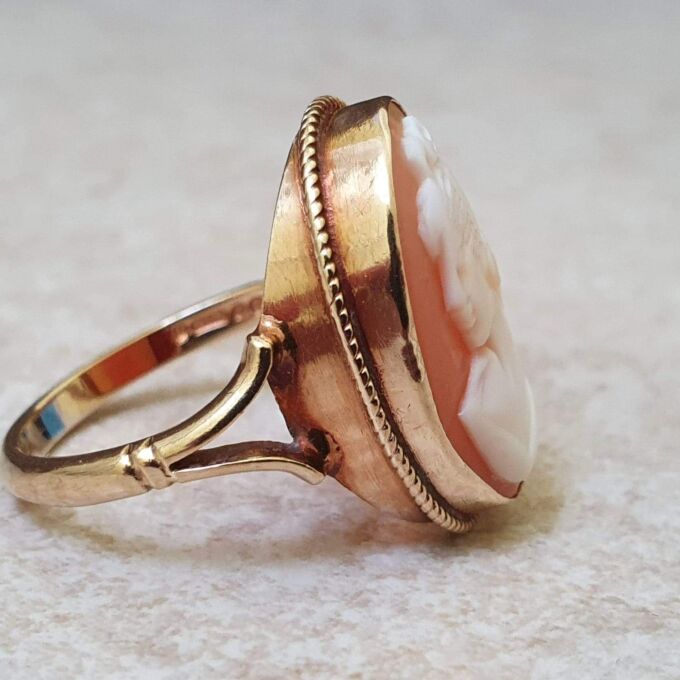 Large Cameo Ring in 9ct Gold.