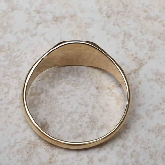 Simple Squared Signet Ring in 9ct Gold, a UK O or a US 7 1/2