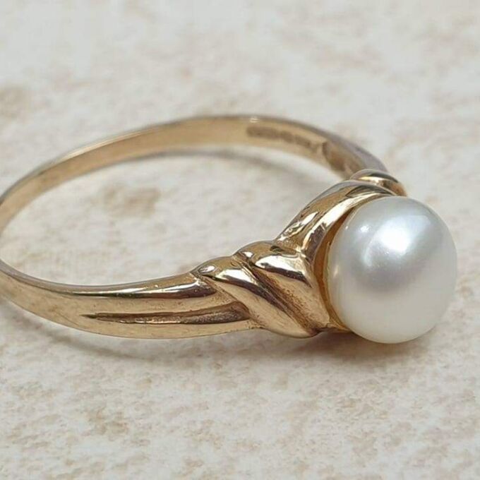 Pearl Solitaire Ring in 9ct Gold.