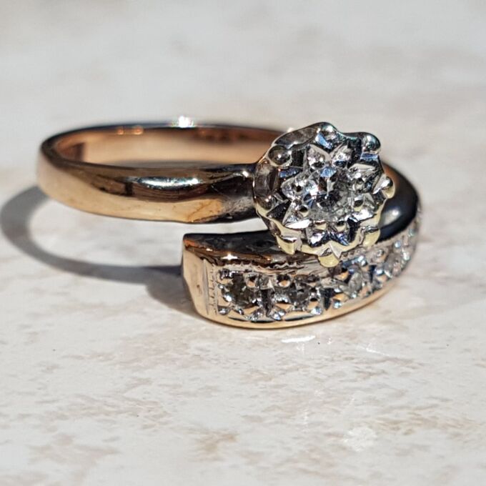 Stunning Diamond Crossover Bypass Ring in 9ct Gold, a UK M 1/2 or a US 6 3/4