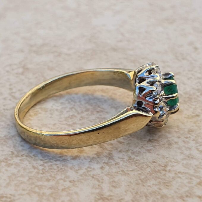 Chrysoprase Dress Ring in 9ct Gold.