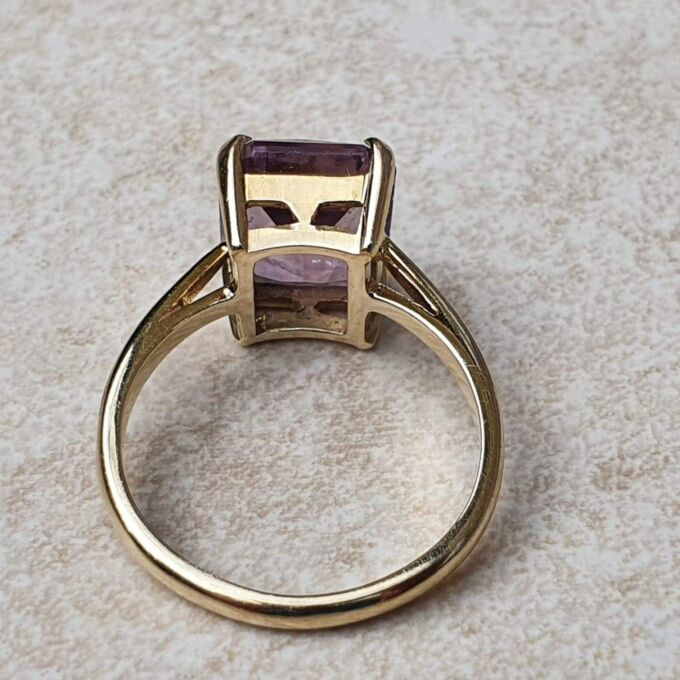 Amethyst Solitaire Ring in 9ct Gold.