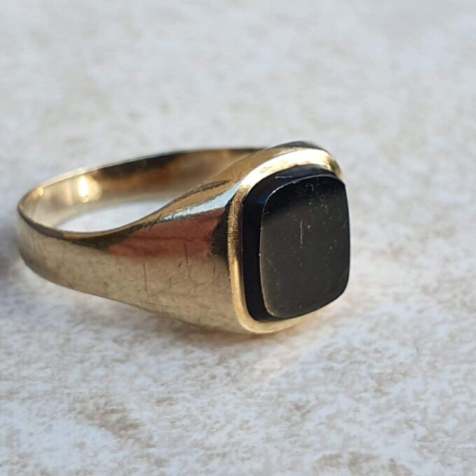 Squared Onyx Signet Ring in 9ct Gold, a UK J 1/2 or a US 5 1/4