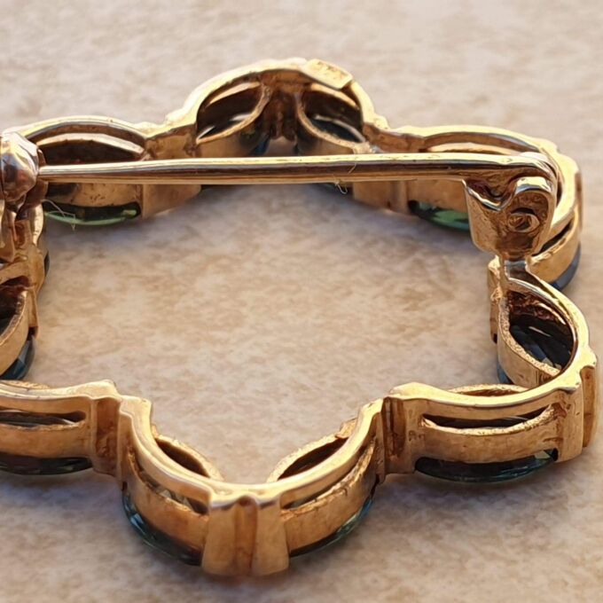 Star Design Sapphire Brooch in 9ct Gold.