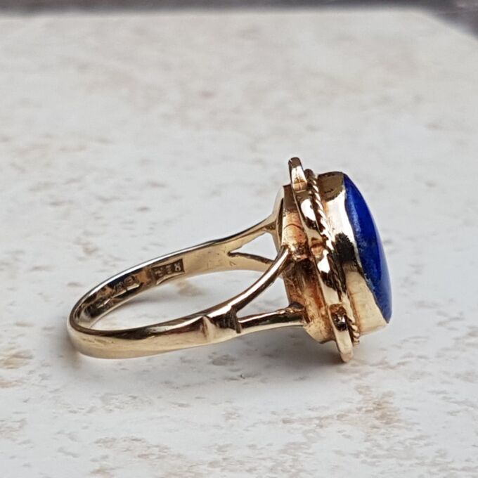 Lovely Lapis Lazuli Solitaire Ring in 9ct Gold, a UK L 1/2 or a US 6 1/4.
