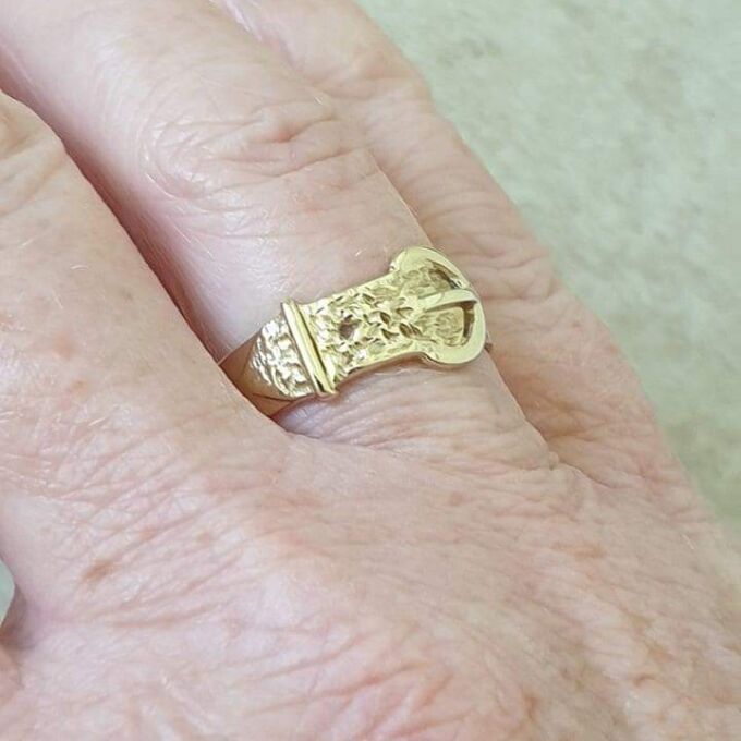 Simple Buckle Ring in 9ct Gold, a UK Q or a US 8 1/2