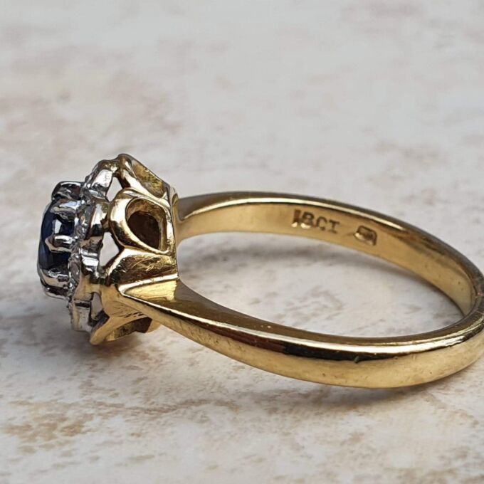 Sapphire and Diamond Daisy Ring in 18ct Gold,  a UK J or a US 5.