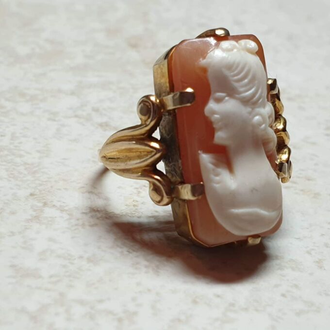 Huge Cameo Ring in 9ct Gold, a UK J or a US 5