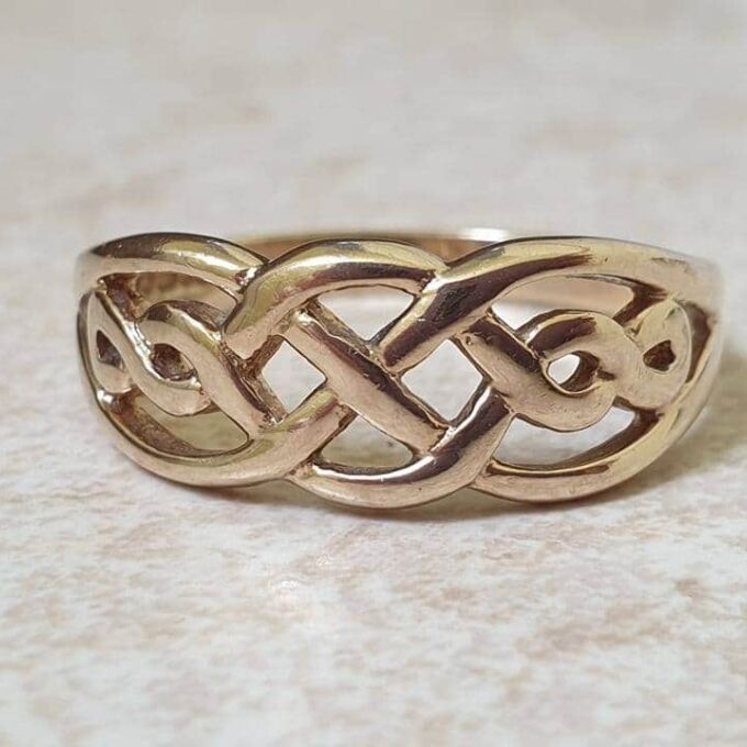 Graduating Celtic Knot Ring in 9ct Gold.