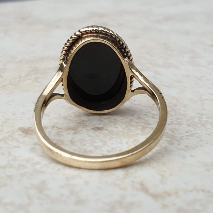 Oval Onyx Solitaire Ring in 9ct Gold,  a UK O or a US 7 1/4.