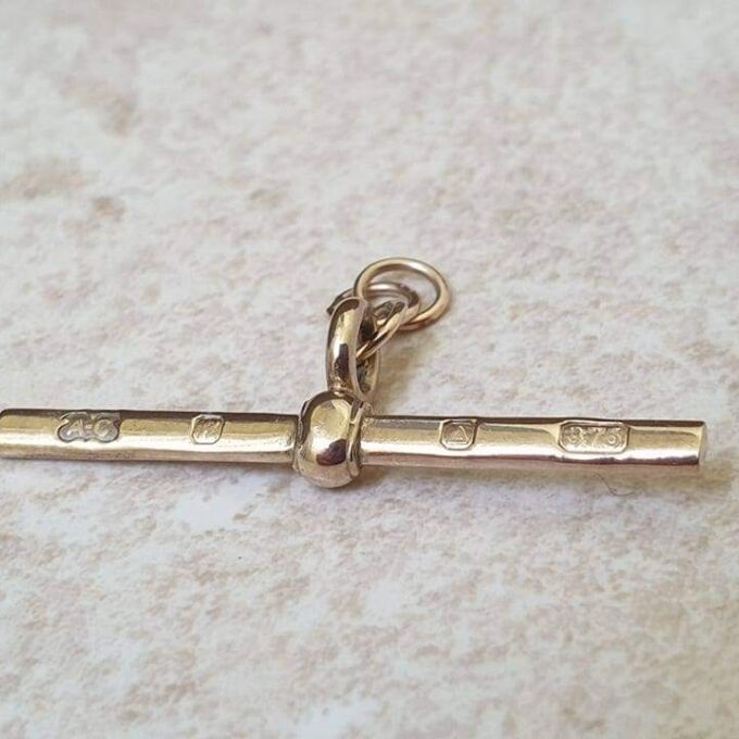 Feature Hallmark T Bar in 9ct Gold
